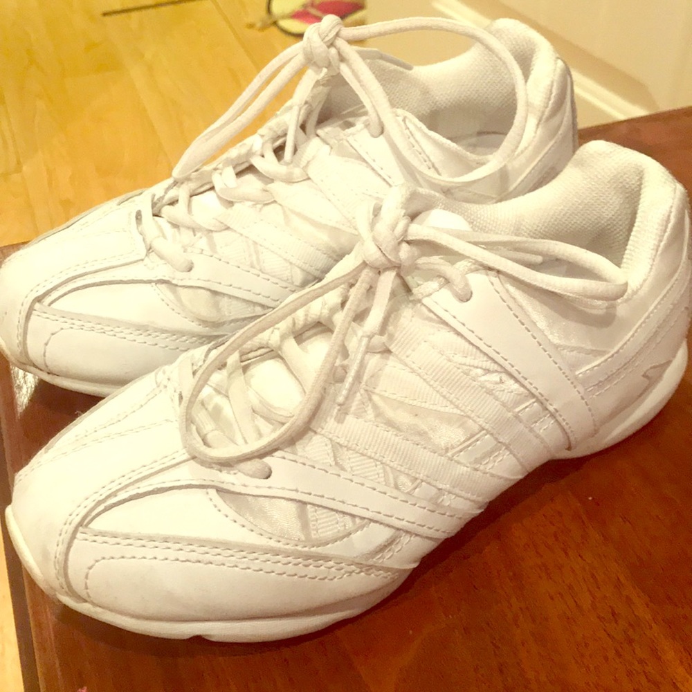 Cheer shoes